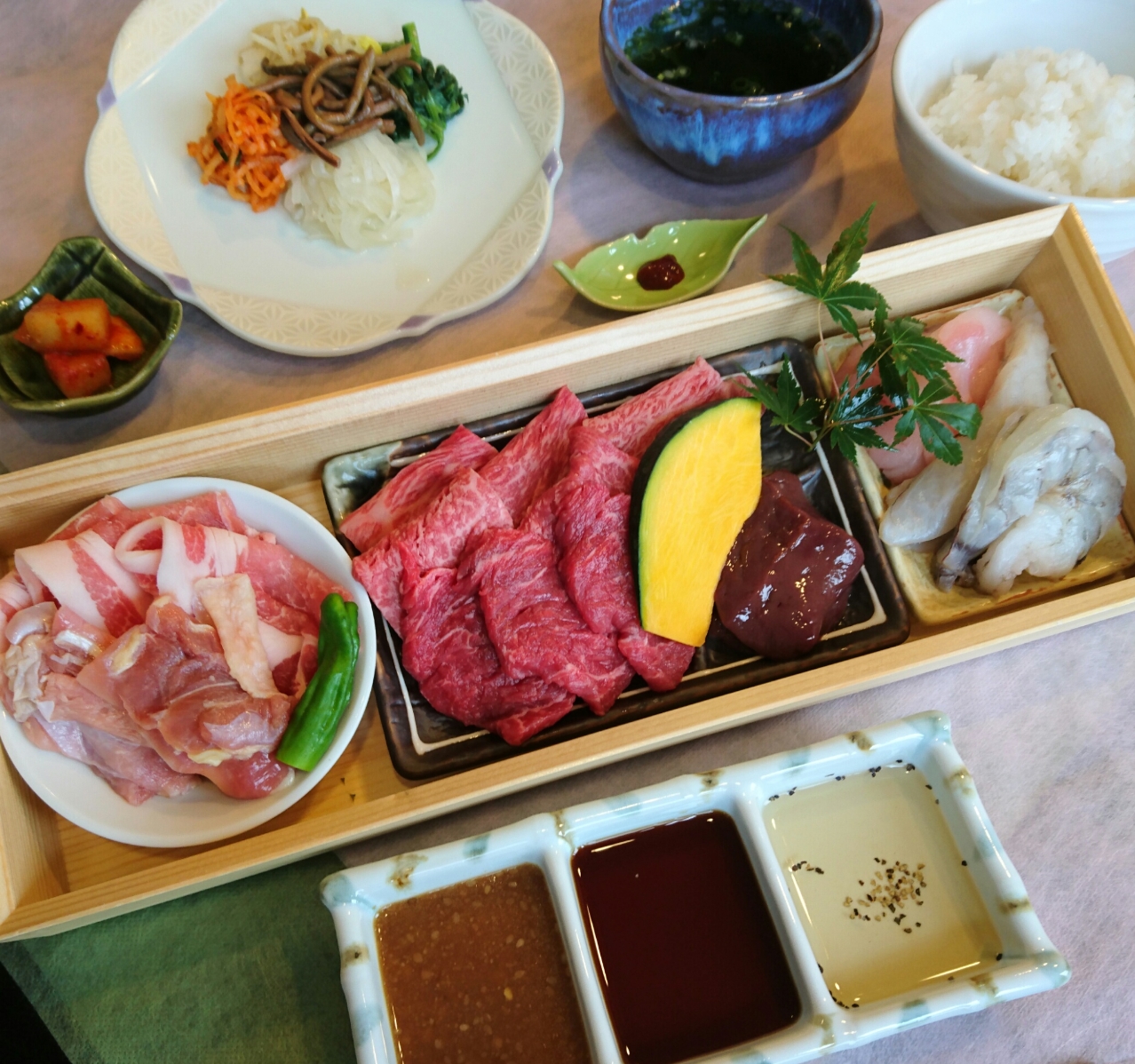 焼肉用の肉の写真